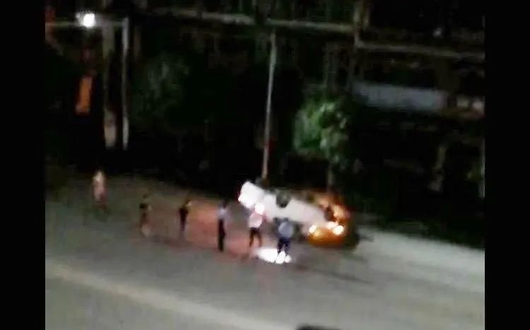  车祸|一轿车发生车祸，男子从车内爬出后对交警出言不逊还袭警！