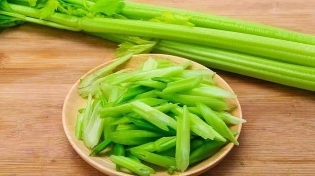  学会|学会这样做芹菜拌木耳，营养美味超下饭，吃一次就让人念念不忘