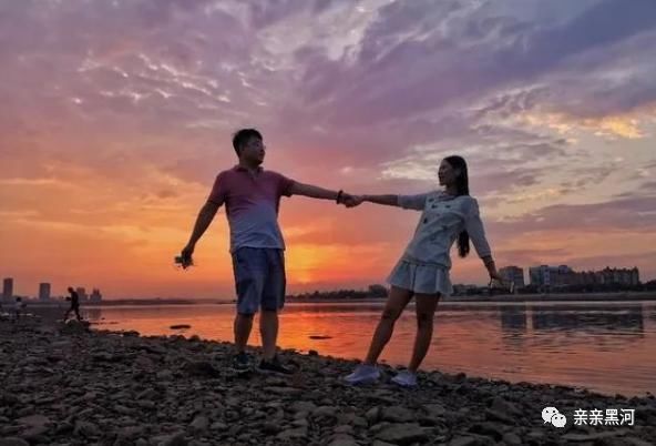 黑龙江边,你的剪影也是夕阳下一道风景!
