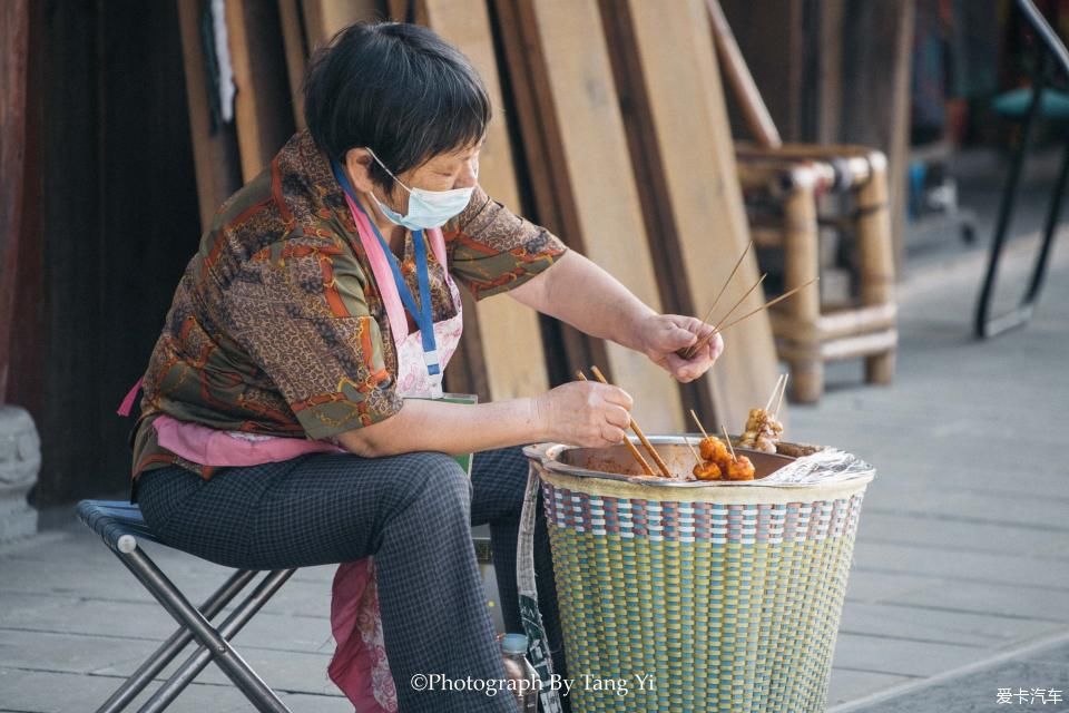 老一辈|【热搜冲顶】老一辈四川人的生活就是：吃烟，喝茶，打牌。