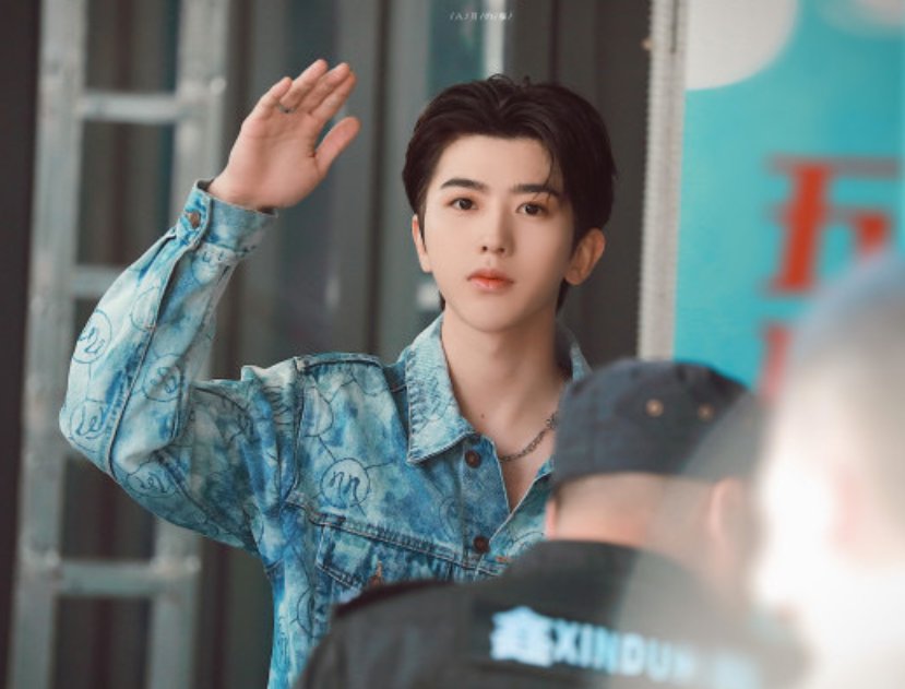  显眼|《快本》大合照，蔡徐坤站位超显眼，我却只关注他旁边的baby