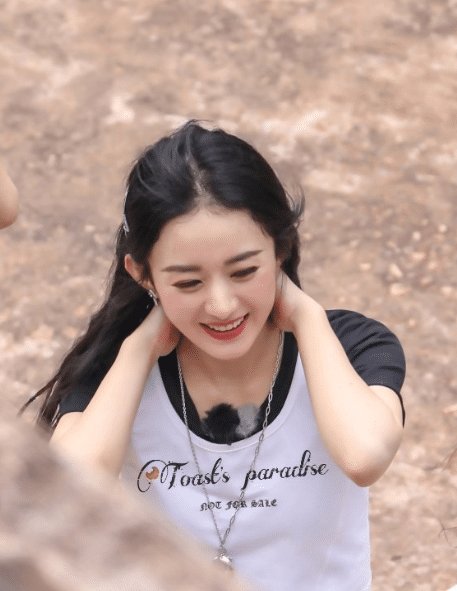 机场|赵丽颖打扮休闲现身机场, 脚上趿拉着鞋手腕上戴着皮筋, 超接地气