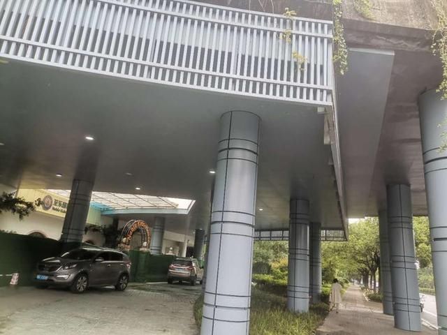 腿脚|突发|杭州一名男子从公园人行平台上掉下,腿脚多处骨折