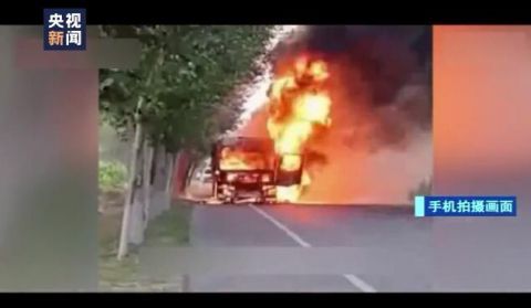 起火|黑龙江货车加油站旁起火 司机驾车数公里冲出闹市!