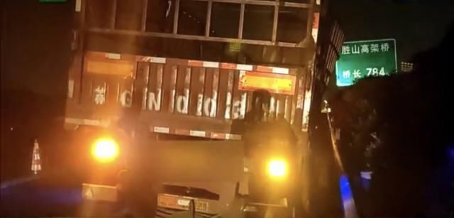  变道|司机乘客高速上专心聊天，无视后方货车变道行驶，货车遭遇惊魂