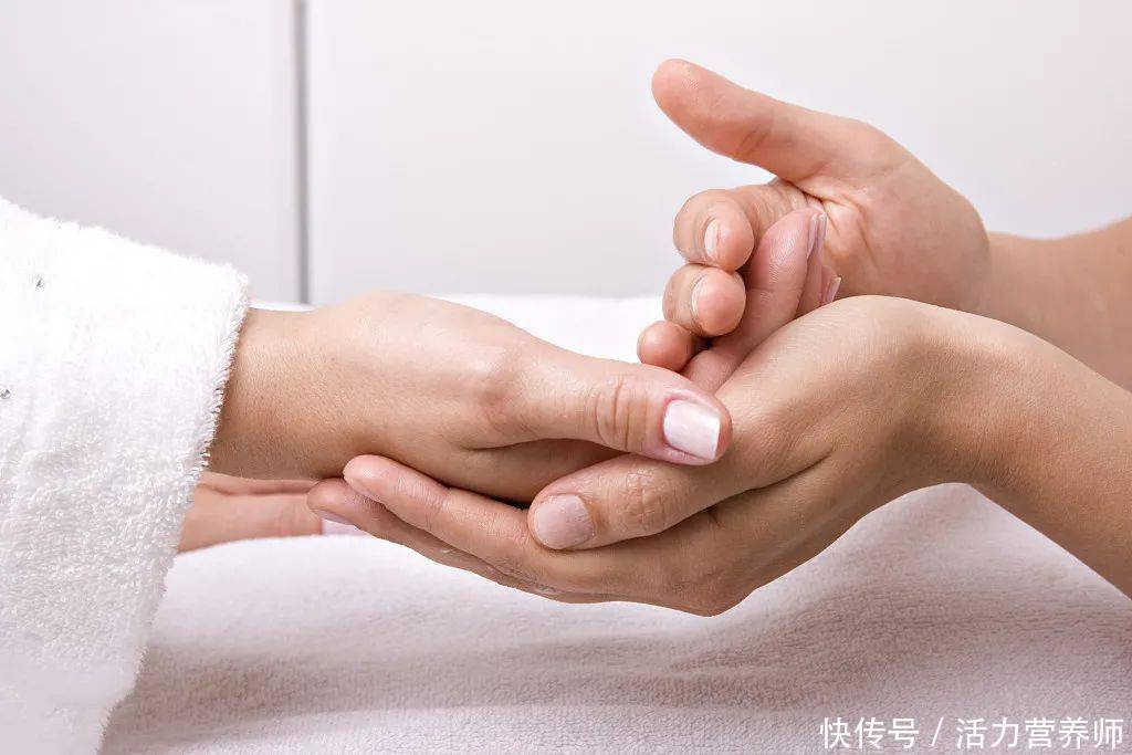 增强免疫力的按摩(有一种养生方式为“搓一搓”，日常搓搓，提神醒脑、增强免疫力)