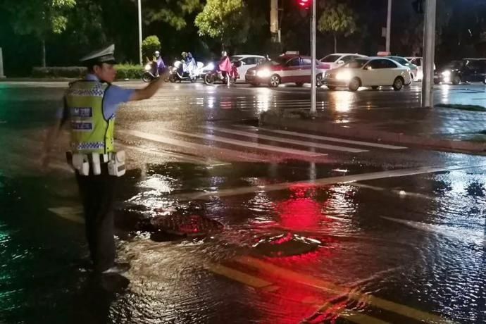  梧州|风里，雨里，梧州交警始终和你在一起！