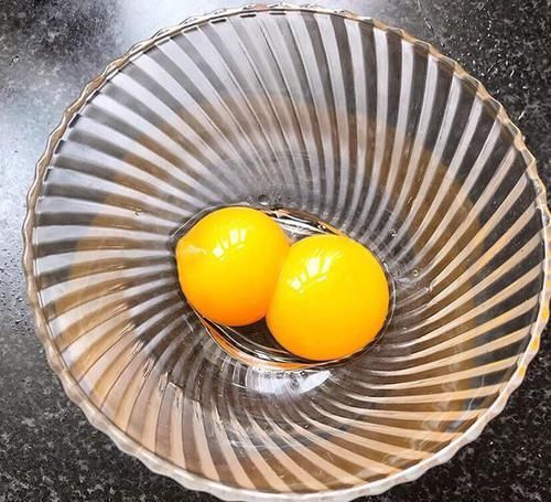  抓握|鸡蛋不过敏的宝宝，不要错过这个小饼，锻炼手眼协调及抓握能力