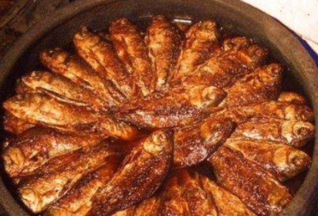 顾客|大婶街边卖“大碗鱼”,8元一条,30年不涨价,顾客百吃不厌