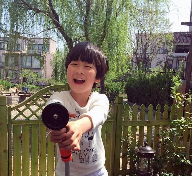  从小|晒晒张亮一家人住的豪宅，儿子在家还要做家务，暖男都是从小培养