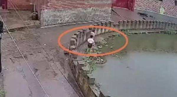  姐姐|5岁妹妹不慎落水，8岁姐姐跳水施救！万幸的是....