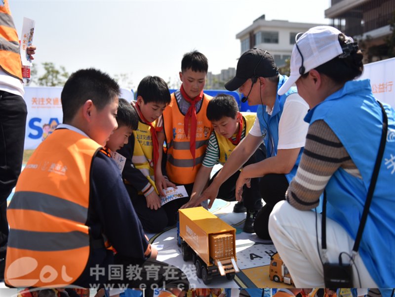 “暖童心 助未来”交通安全公益活动走进杭州市钱江外国语实验学校