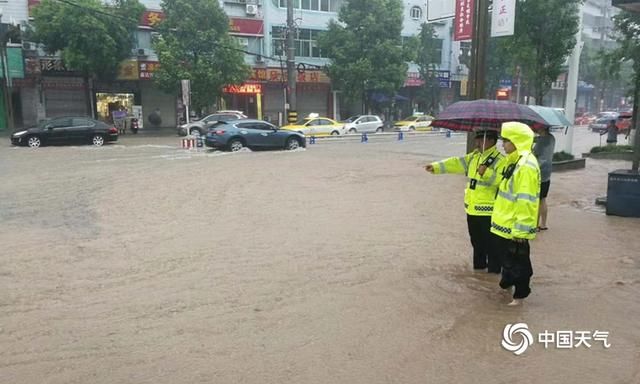 山体|四川绵阳强降雨 城市内涝山体滑坡阻断通行