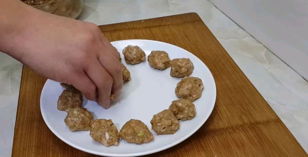 丸子|到吃萝卜的时候,我教你怎么做萝卜肉丸它们味道鲜美,但不油炸你吃得越多,它们就越香