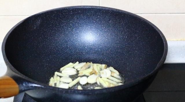  五花肉|1块五花肉，1把干豆角，放锅里炖一炖，又香又下饭，一碗都不够吃