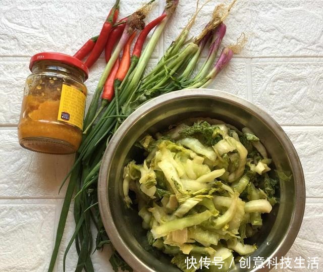 爷俩|宅家不能出门,给爷俩做了一道菜,上桌筷子打架,吃完还说不够