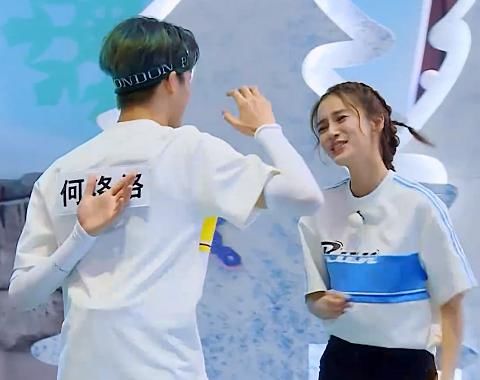  猜不透|baby名牌被何洛洛撕掉后，镜头切换到蔡徐坤，反应让人猜不透