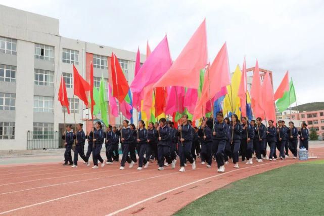 正式|航拍，西吉中学、回中、二中军训！正式拉开帷幕。
