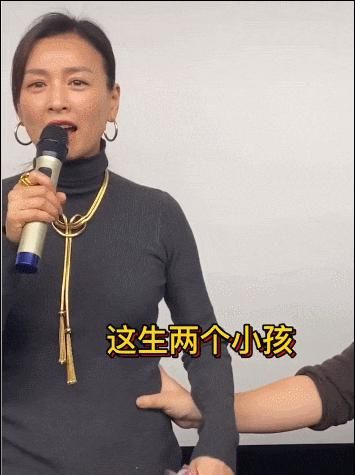 曝光|50岁张庭无美颜状态曝光，觉小肚子凸显后竟拉了个胖姑娘对比