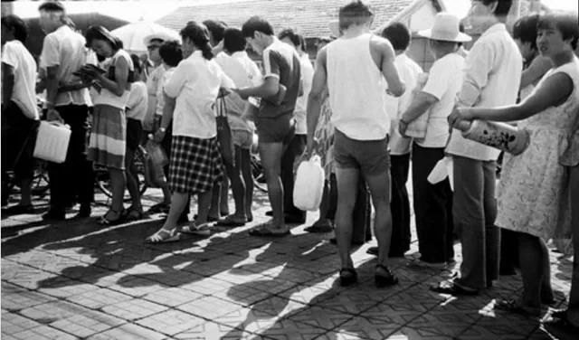 大街|1979年老照片：行人过马路走斑马线，当时大街上还是以自行车居多