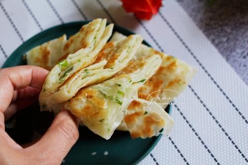 鸡蛋|最近家人吃葱花饼着迷,皮酥得掉渣,内软还咸香,网友:太馋人了