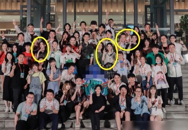  王俊凯|中餐厅杀青赵丽颖站C位，王俊凯被挤后排，谁注意杨超越在哪？