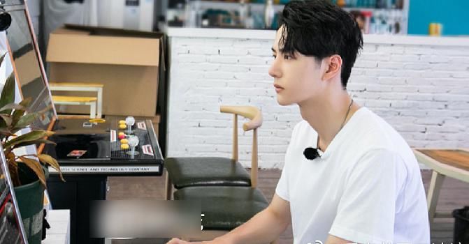  王一博|《夏日冲浪店》两大型男，韩东君曾胖过，王一博体重我没眼花吧