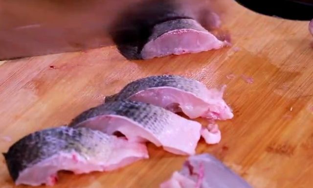 看着|清蒸鲈鱼吃腻了,不如换个口味,香辣爽口,看着都过瘾~