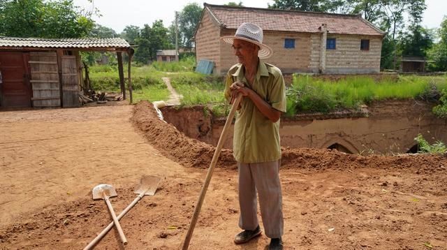 神器|农村7旬老人搞土建不请工程队，“铁杵墩”是神器，看是啥工具