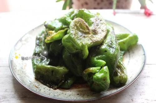 青椒|最馋这菜,煎一煎就上桌,鲜辣香超入味,一大盘才2块钱