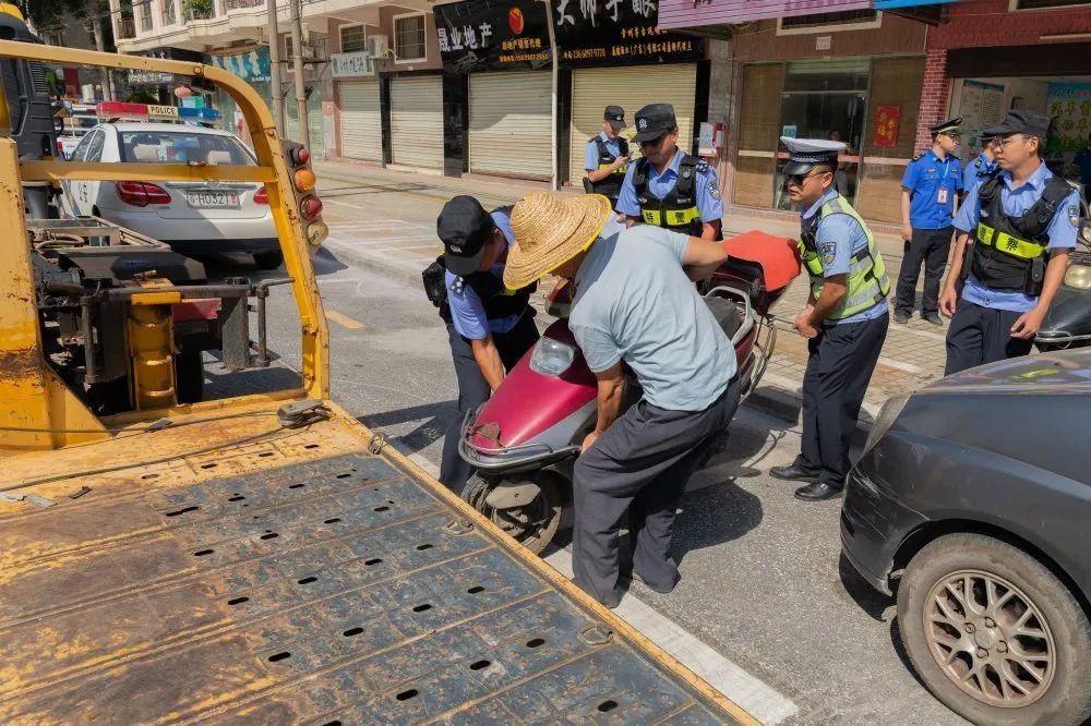 蜀黍|出手了鼎湖警察城管蜀黍合体大战“僵尸车”