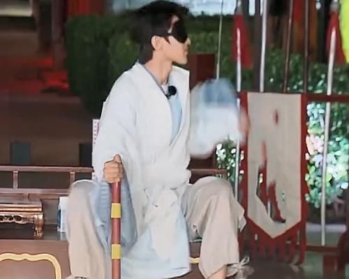 蔡徐坤|蔡徐坤不小心踩到指压板,脱口而出3个字,只能靠后期消音救场了