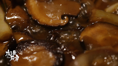  汤汁|咸鲜味醇的葱烧香菇，好吃到连汤汁都不想放过