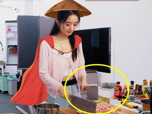  中餐厅|中餐厅：赵丽颖表演剁肉功底，谁看到她的拿刀姿势？一看就是第一次