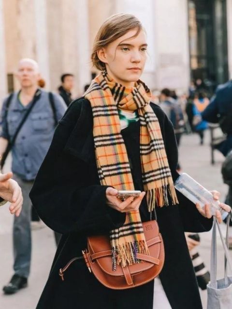  丝巾|舍不得买大牌没关系，牢记这3个穿衣习惯，基本款也能穿出高级感