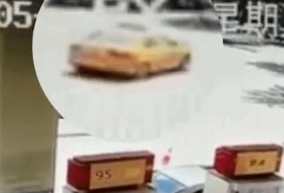  判定|出租车违规掉头撞上超速奔驰：的哥死亡，交警判定双方同责