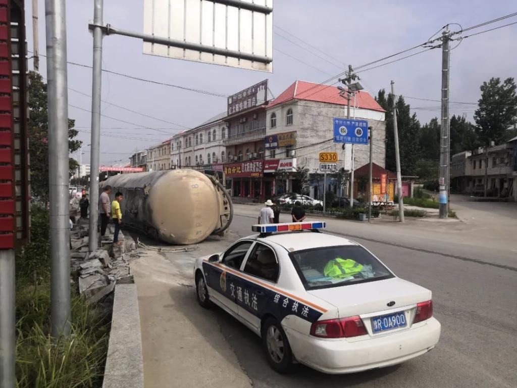  热心群众|突发！事发淅川寺湾，水泥罐车刹车失灵万分危急，司机逼停车辆时发生侧翻！