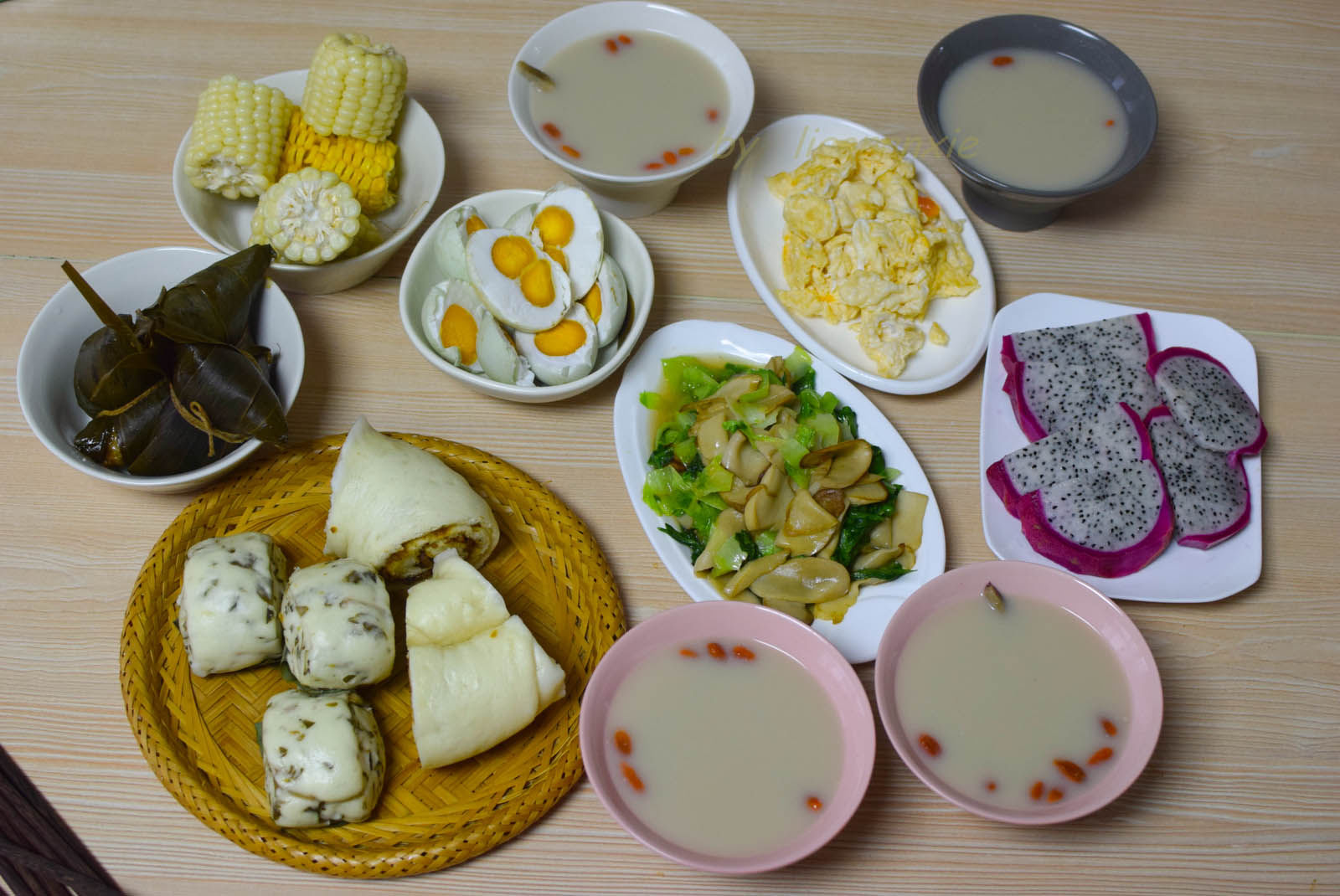  满满|蟹姐家的4人份早餐，满满摆一桌，准备了4种主食，全是好吃的