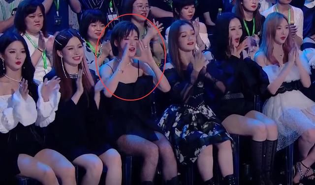  队友|SNH48在台上表演，我却在关注台下赵粤的做法，行为也太暖心了