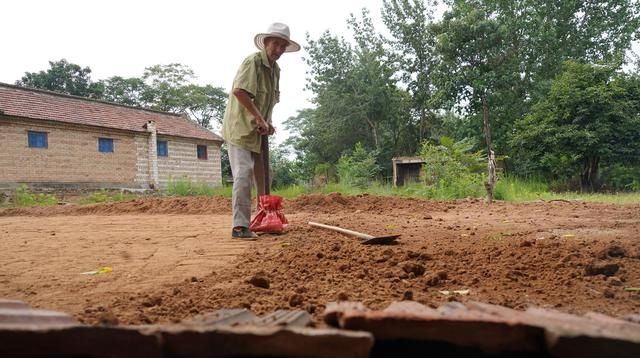 神器|农村7旬老人搞土建不请工程队，“铁杵墩”是神器，看是啥工具
