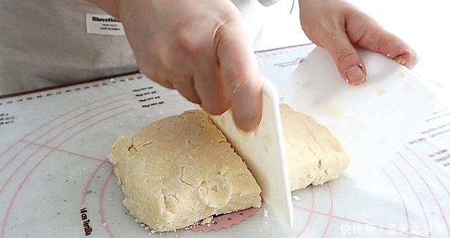 酥饼|外皮酥脆,里边软嫩的烤酥饼,抹上黄油和果酱更好吃