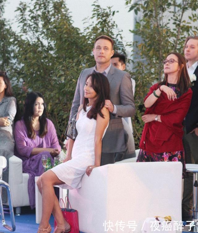 恩爱|吴奇隆前妻马雅舒出席活动,穿白色连衣裙秀恩爱,外籍老公好帅气