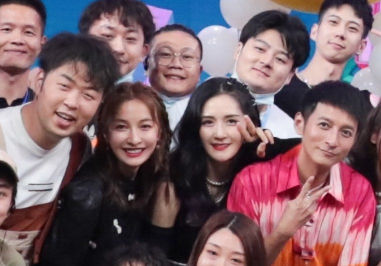  显眼|《快本》大合照，蔡徐坤站位超显眼，我却只关注他旁边的baby