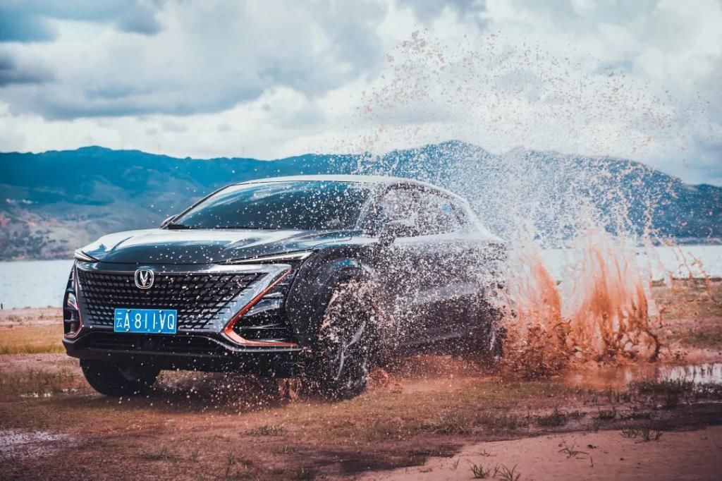 上头|爆款的实力 真的很上头 试驾长安UNI-T