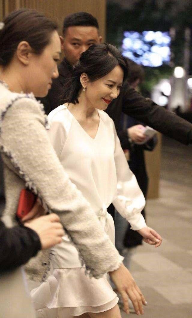  俞飞鸿|俞飞鸿可能气质真比刘涛好，但毕竟还是大几岁，脖颈纹很明显呀！