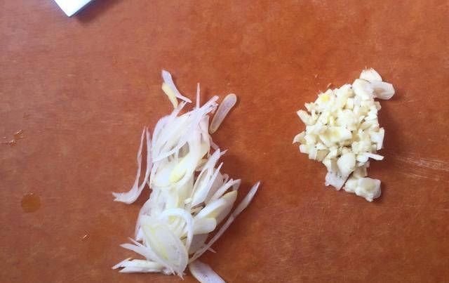  凉拌菜|夏天想要清凉解暑，凉拌菜必不可少！凉拌菠菜，味在嘴里爽到心里