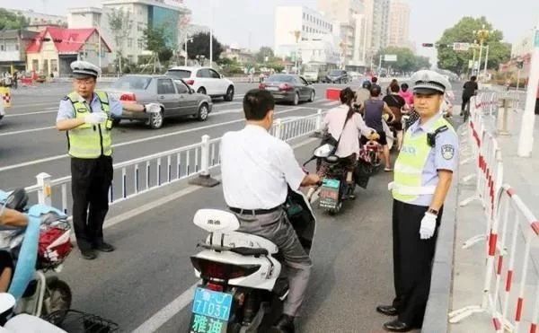 泰安交警|文明出行前，请先挂好车牌