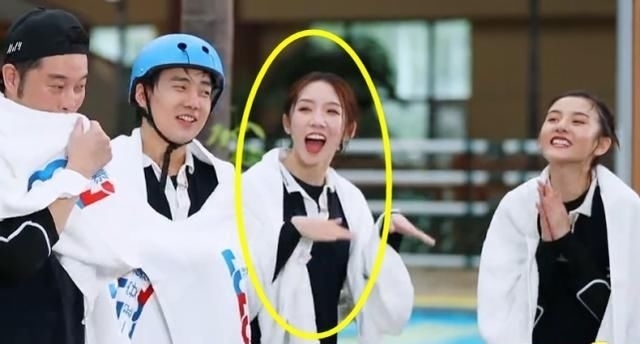  特别|孟美岐赢游戏，扭头对郭麒麟撒娇，谁注意大林子反应？镜头还在呢