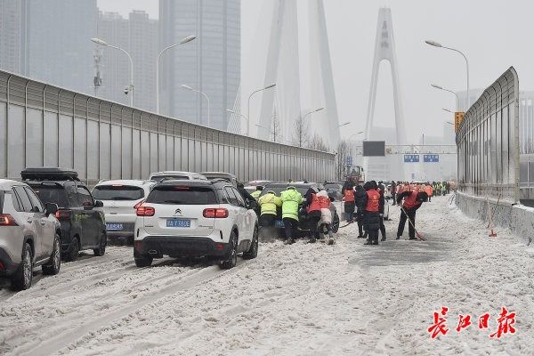 冰雪路车滑难行，他们变身“推车侠”