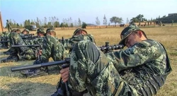 开枪|为啥有的狙击手对目标胸口开枪，而不是头部一枪毙命不好嘛
